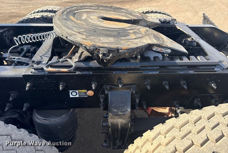 image for item EG2046 2018 Peterbilt 567 semi truck