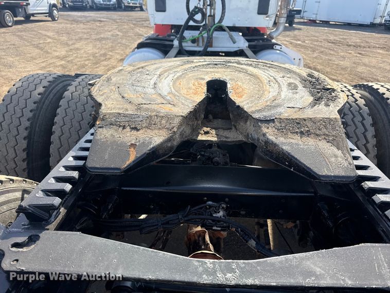 image for item EG2046 2018 Peterbilt 567 semi truck