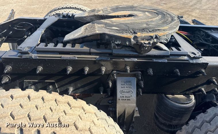 image for item EG2046 2018 Peterbilt 567 semi truck