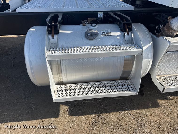 image for item EG2046 2018 Peterbilt 567 semi truck