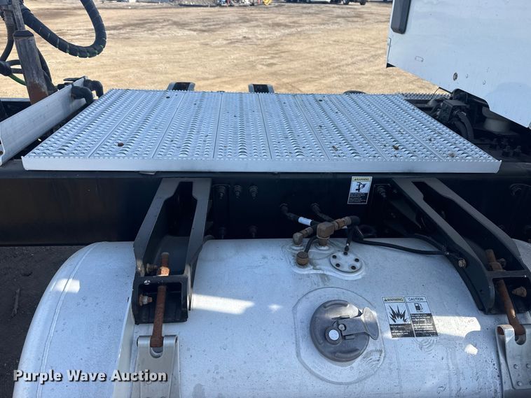 image for item EG2046 2018 Peterbilt 567 semi truck