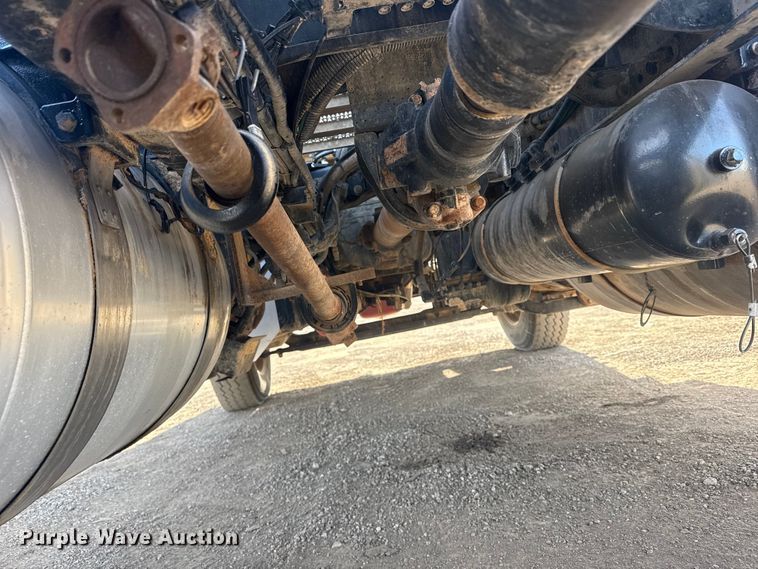 image for item EG2046 2018 Peterbilt 567 semi truck