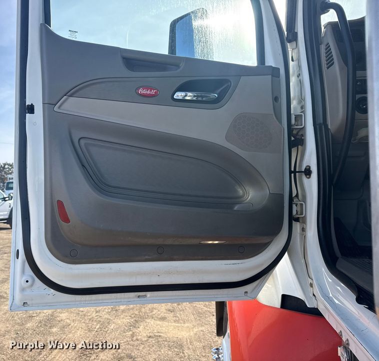 image for item EG2046 2018 Peterbilt 567 semi truck