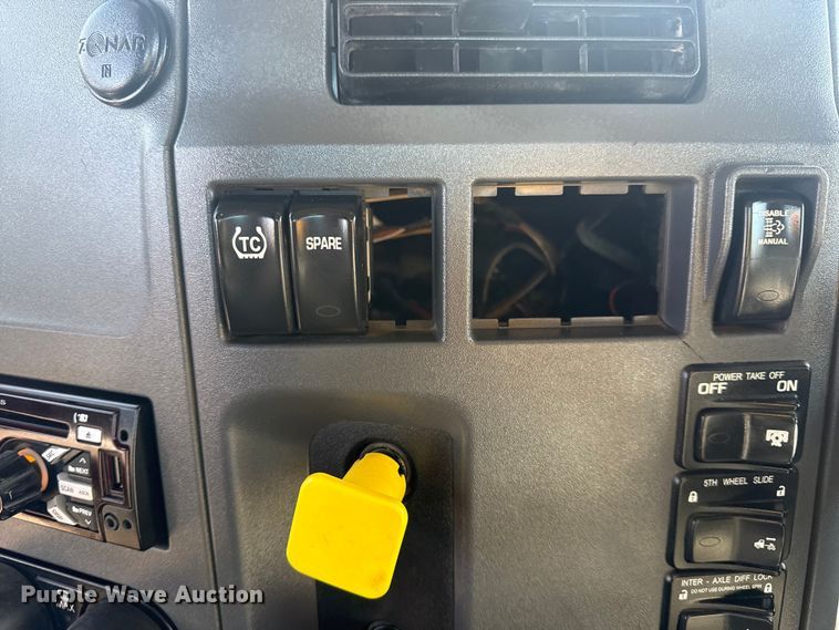 image for item EG2046 2018 Peterbilt 567 semi truck