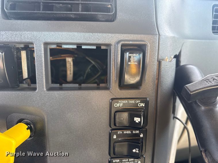 image for item EG2046 2018 Peterbilt 567 semi truck