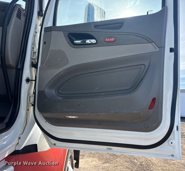 image for item EG2046 2018 Peterbilt 567 semi truck