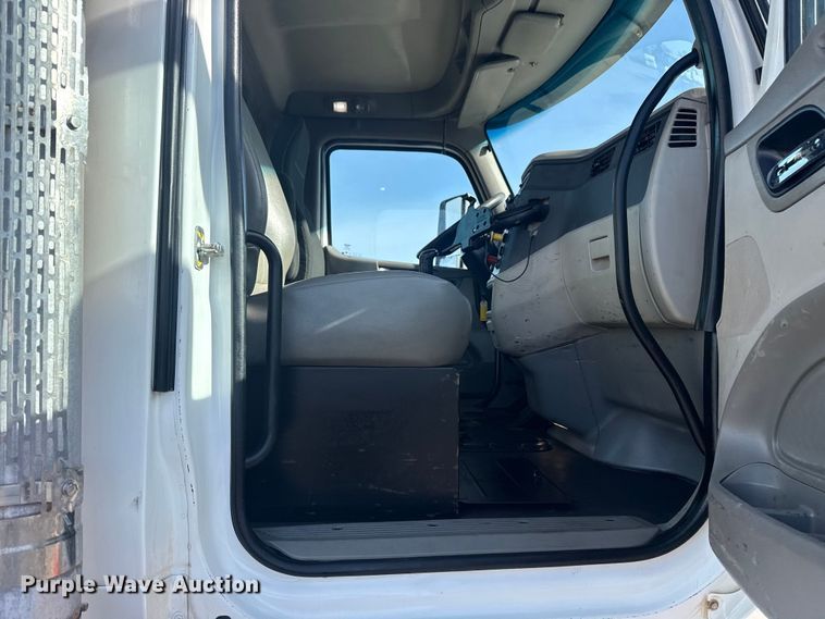 image for item EG2046 2018 Peterbilt 567 semi truck