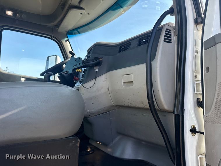 image for item EG2046 2018 Peterbilt 567 semi truck