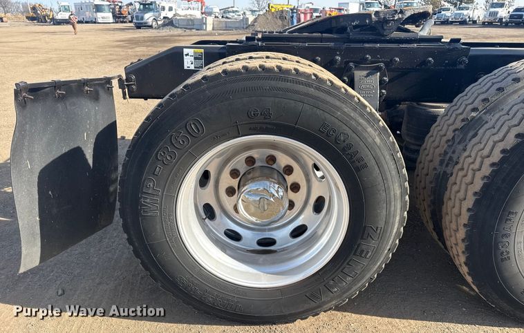 image for item EG2046 2018 Peterbilt 567 semi truck