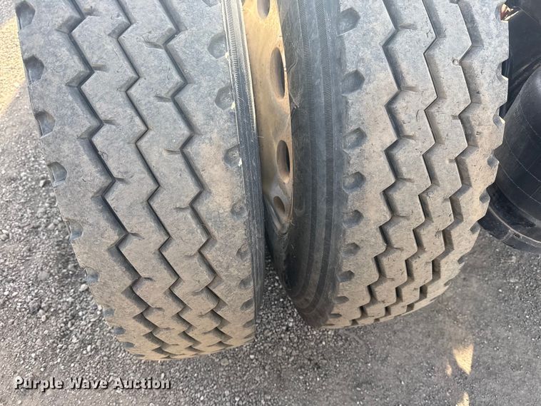 image for item EG2046 2018 Peterbilt 567 semi truck