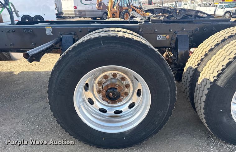 image for item EG2046 2018 Peterbilt 567 semi truck