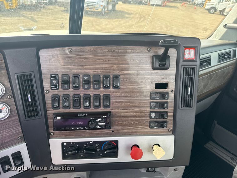 image for item EG2088 2014 Freightliner Coronado semi truck