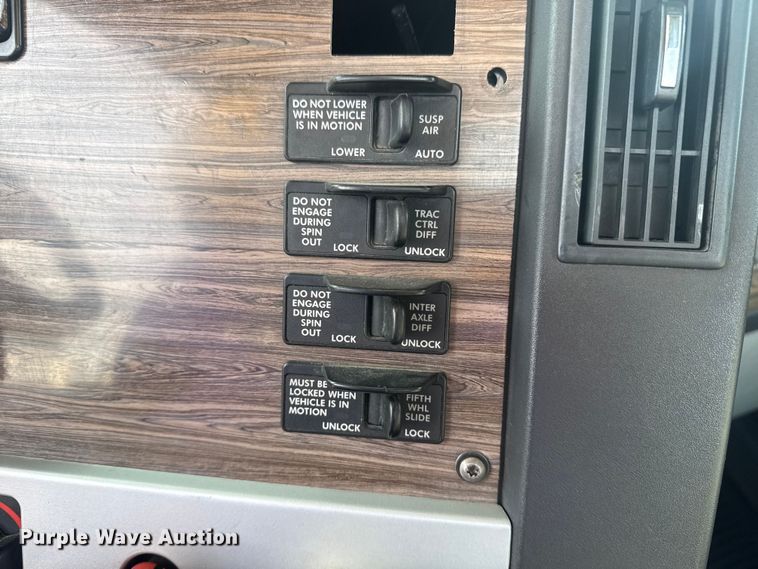 image for item EG2088 2014 Freightliner Coronado semi truck