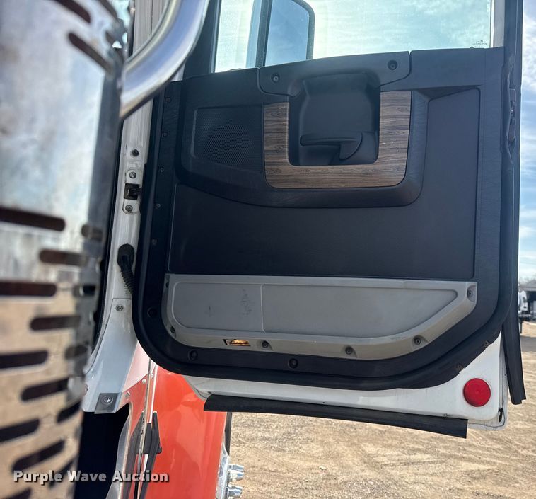 image for item EG2088 2014 Freightliner Coronado semi truck