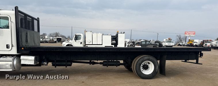 image for item EG2101 2006 Peterbilt 335 flatbed truck