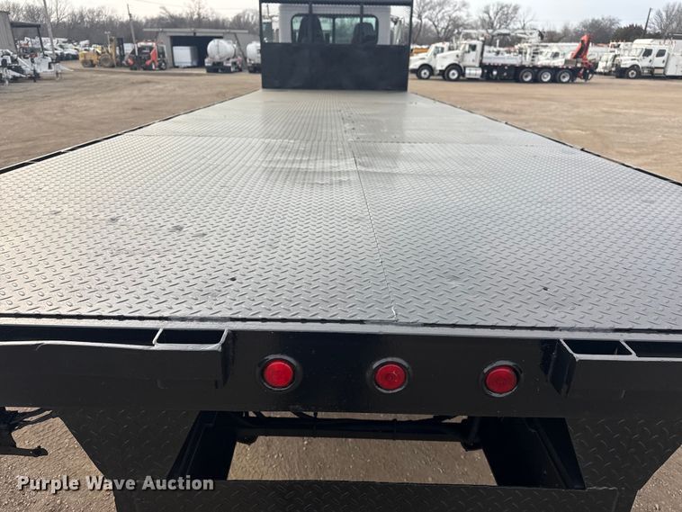 image for item EG2101 2006 Peterbilt 335 flatbed truck