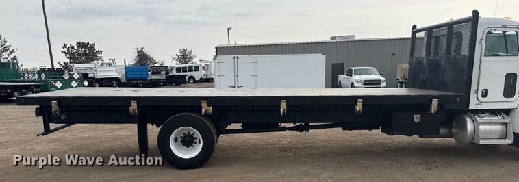 image for item EG2101 2006 Peterbilt 335 flatbed truck