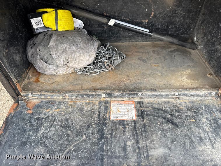 image for item EG2101 2006 Peterbilt 335 flatbed truck