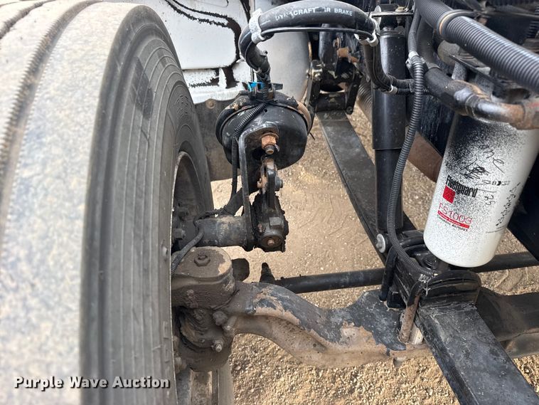 image for item EG2101 2006 Peterbilt 335 flatbed truck