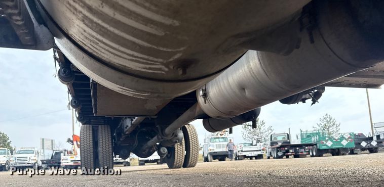 image for item EG2101 2006 Peterbilt 335 flatbed truck