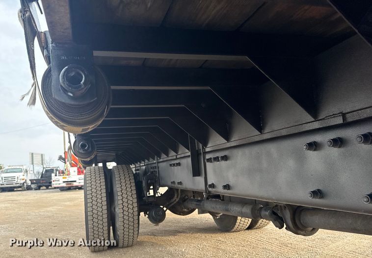 image for item EG2101 2006 Peterbilt 335 flatbed truck