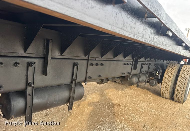 image for item EG2101 2006 Peterbilt 335 flatbed truck