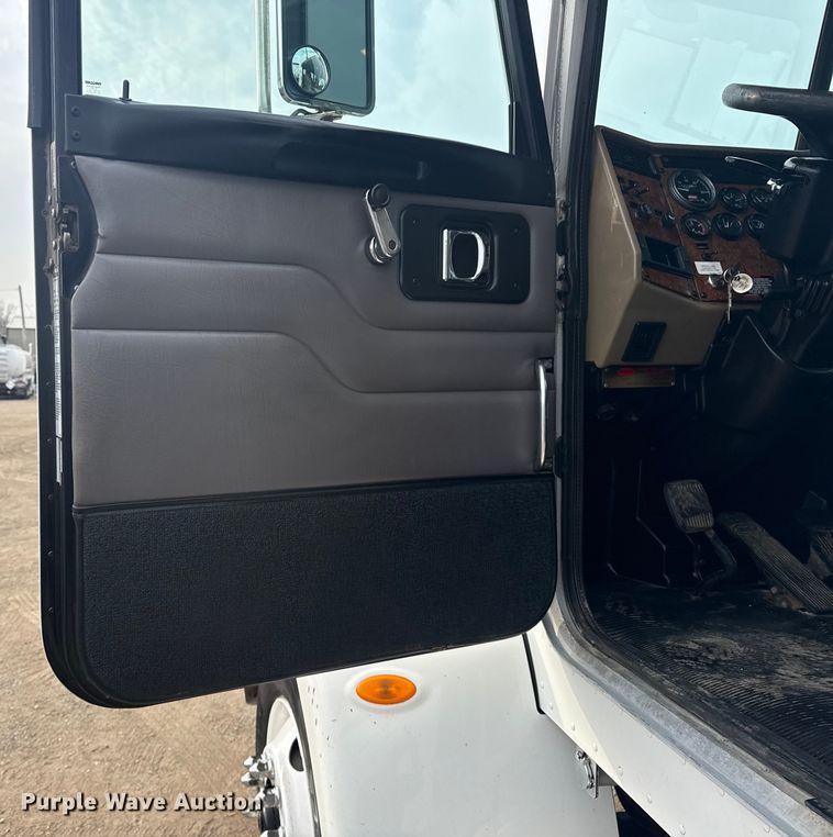 image for item EG2101 2006 Peterbilt 335 flatbed truck