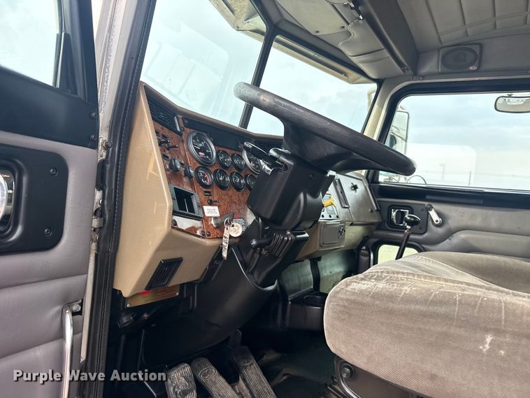 image for item EG2101 2006 Peterbilt 335 flatbed truck