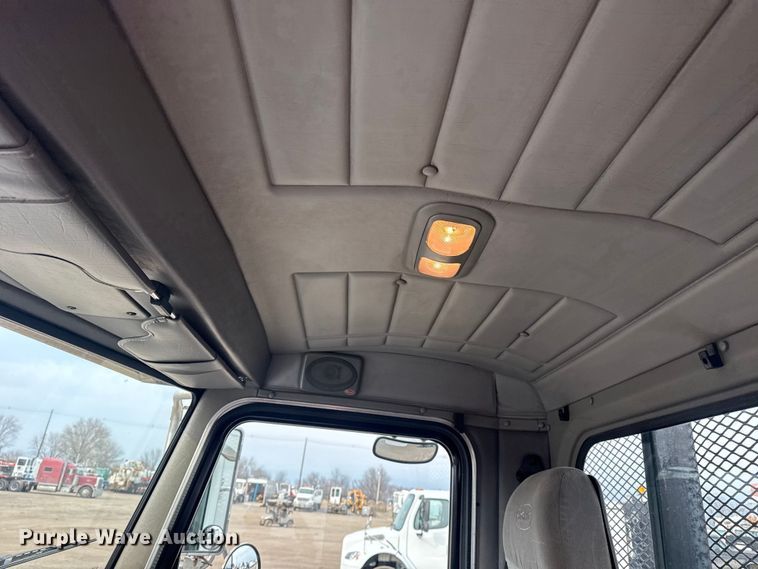 image for item EG2101 2006 Peterbilt 335 flatbed truck