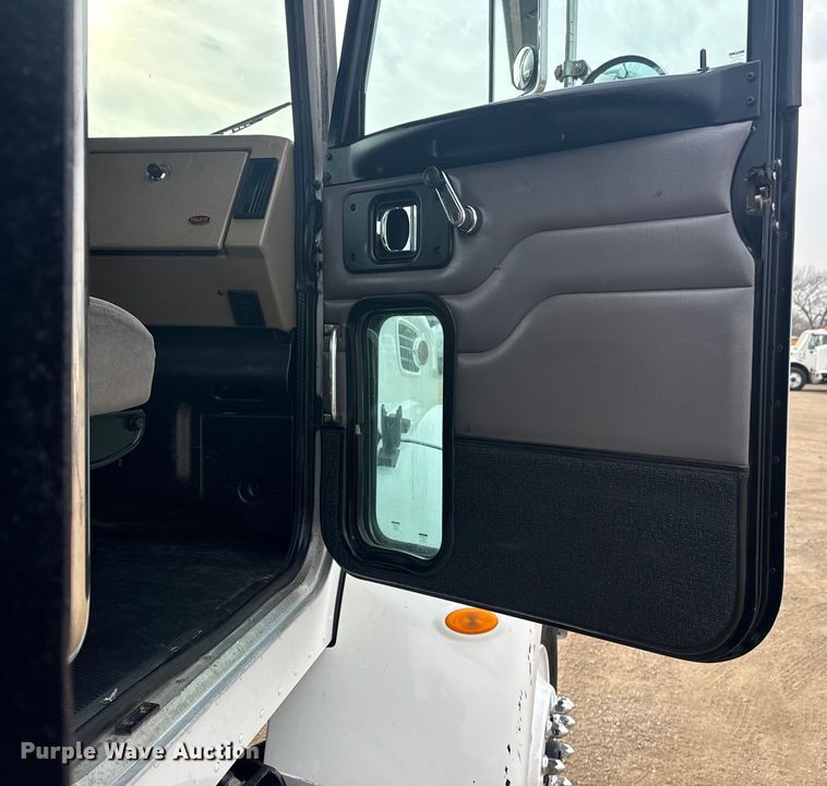 image for item EG2101 2006 Peterbilt 335 flatbed truck