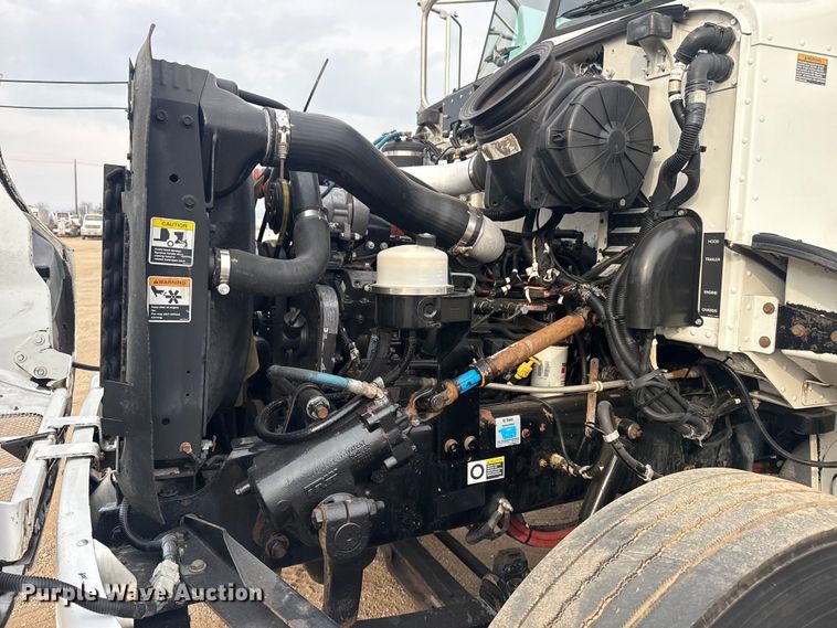 image for item EG2101 2006 Peterbilt 335 flatbed truck