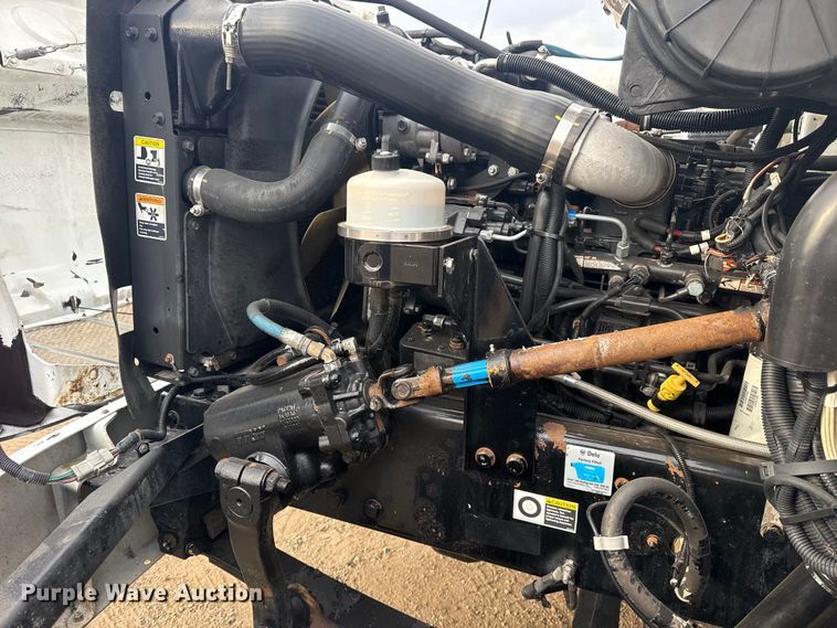 image for item EG2101 2006 Peterbilt 335 flatbed truck