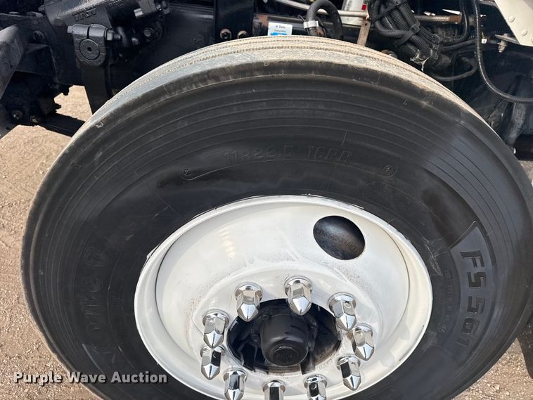 image for item EG2101 2006 Peterbilt 335 flatbed truck