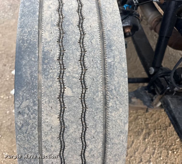 image for item EG2101 2006 Peterbilt 335 flatbed truck