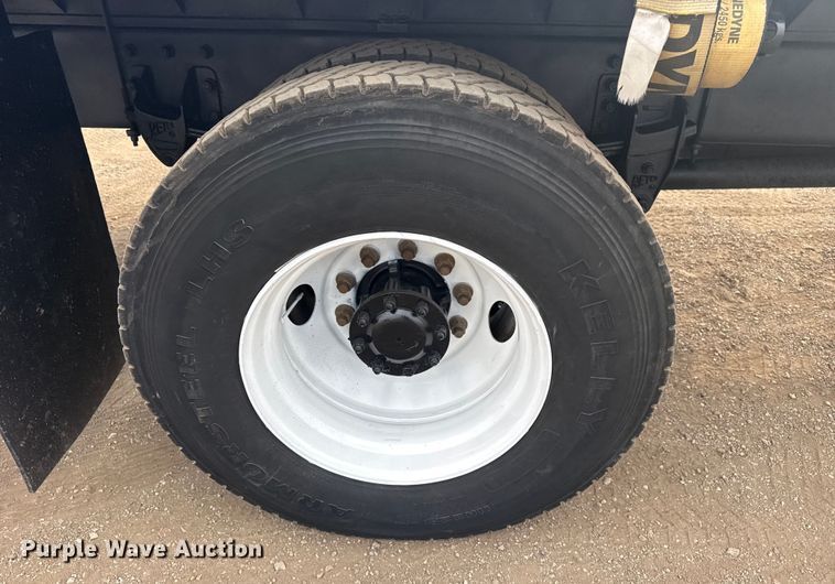 image for item EG2101 2006 Peterbilt 335 flatbed truck