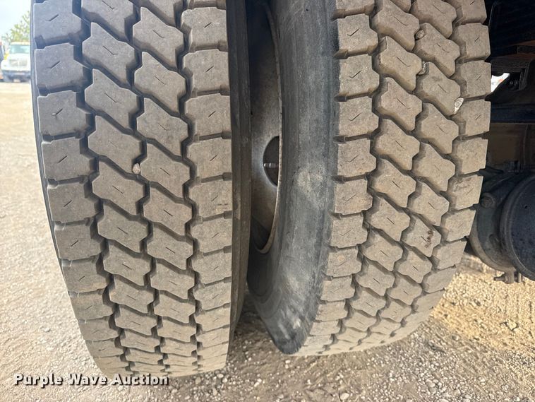 image for item EG2101 2006 Peterbilt 335 flatbed truck