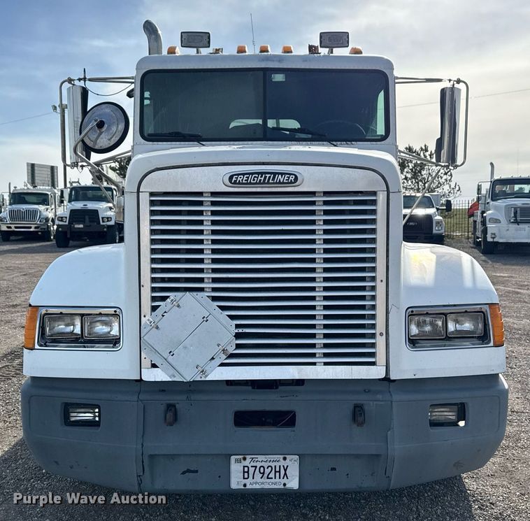 image for item EG5678 2000 Freightliner FLD semi truck