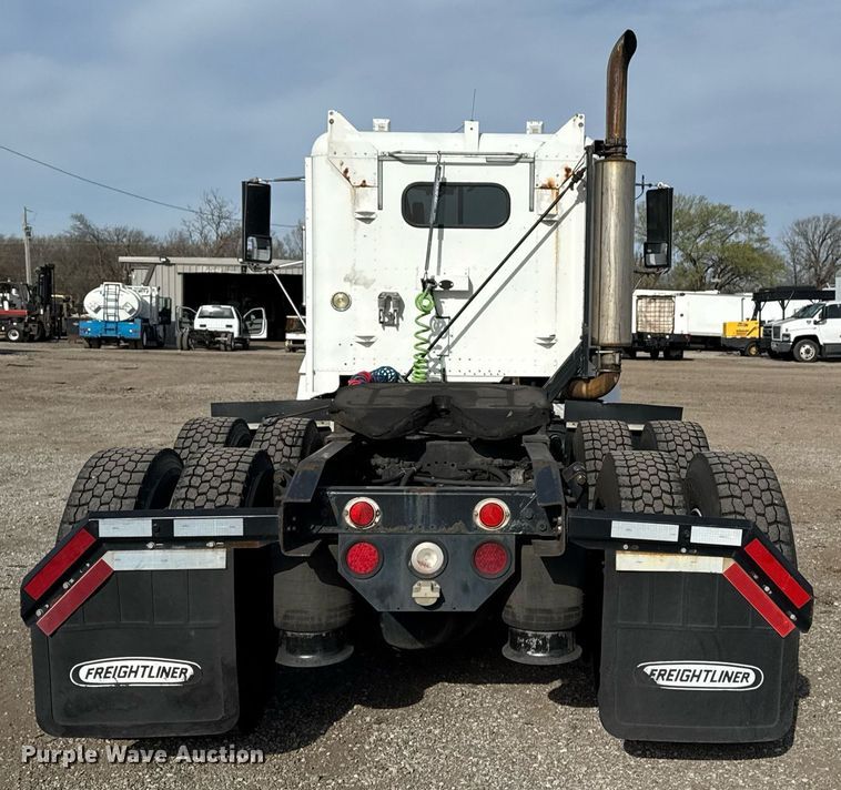 image for item EG5678 2000 Freightliner FLD semi truck