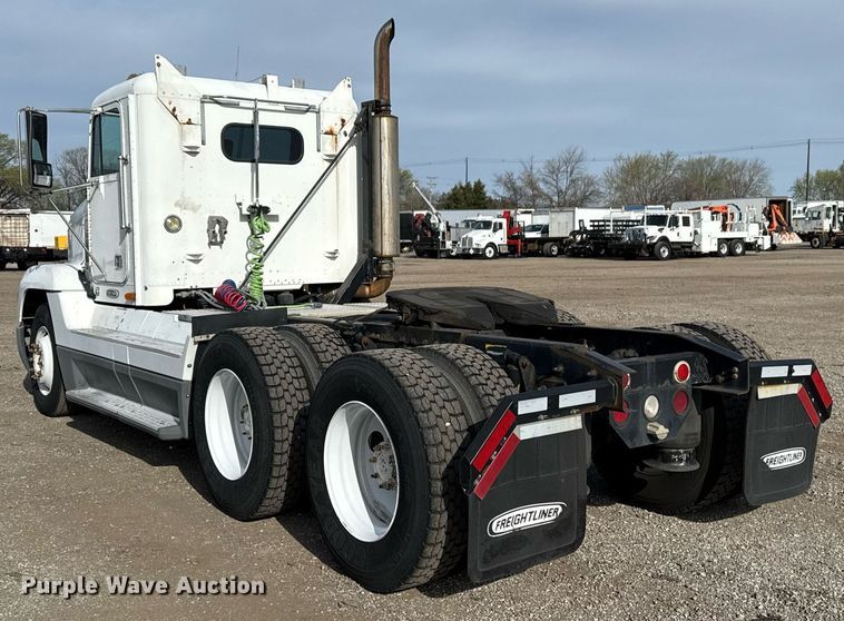 image for item EG5678 2000 Freightliner FLD semi truck