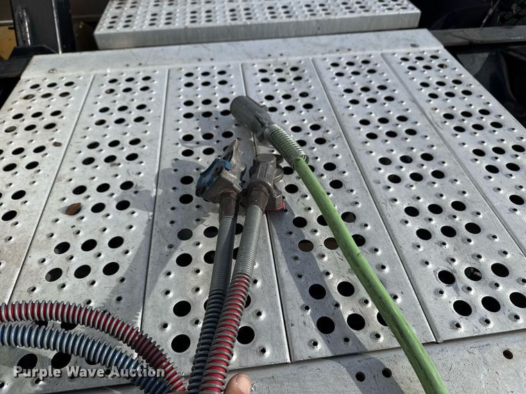 image for item EG5678 2000 Freightliner FLD semi truck