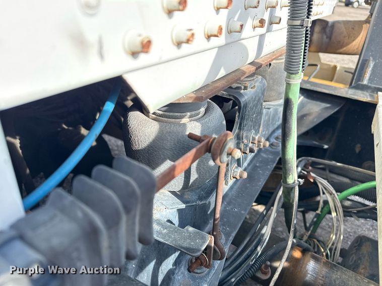 image for item EG5678 2000 Freightliner FLD semi truck