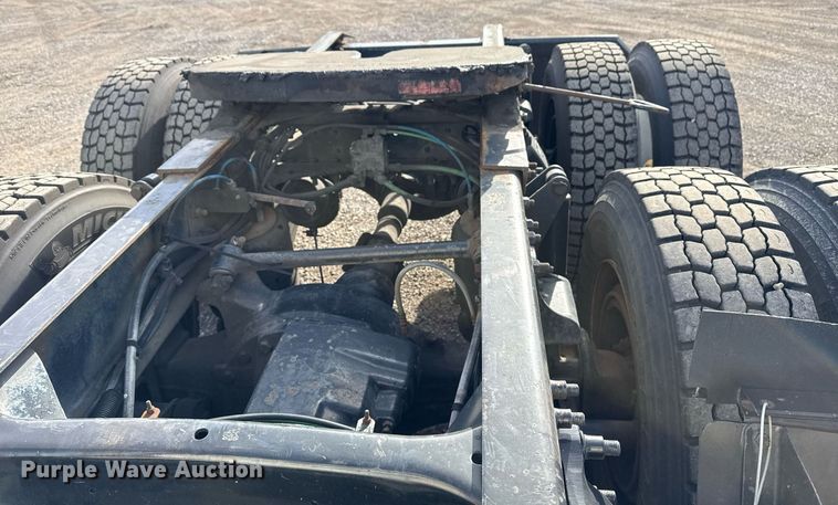 image for item EG5678 2000 Freightliner FLD semi truck