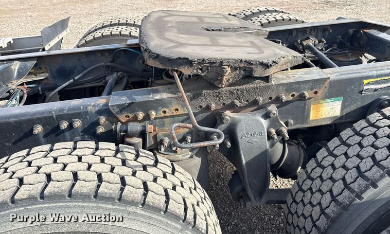 image for item EG5678 2000 Freightliner FLD semi truck