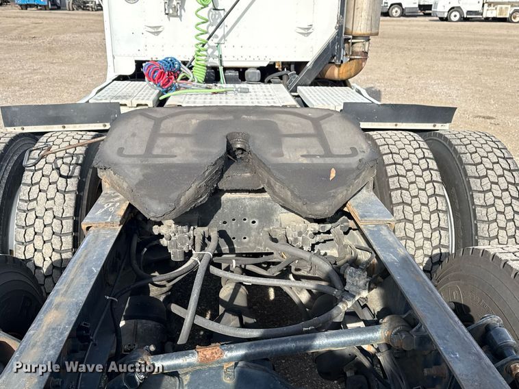 image for item EG5678 2000 Freightliner FLD semi truck