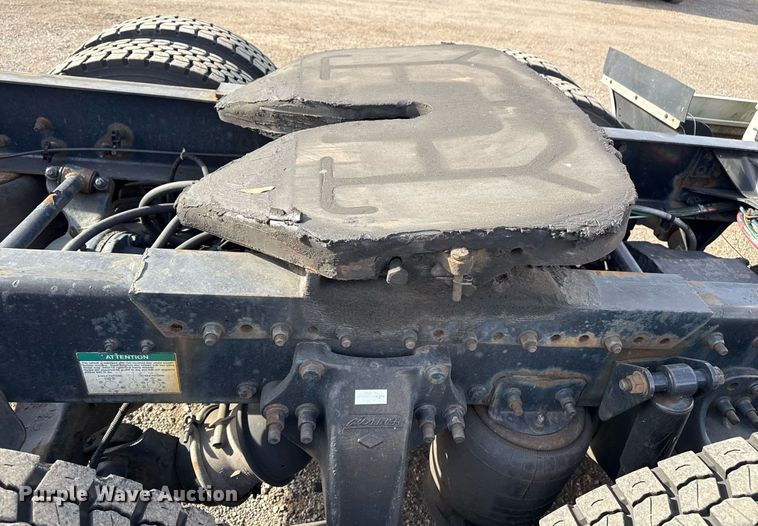 image for item EG5678 2000 Freightliner FLD semi truck