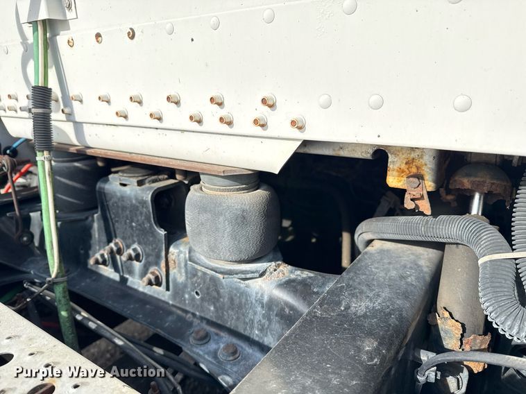 image for item EG5678 2000 Freightliner FLD semi truck