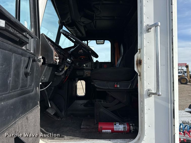 image for item EG5678 2000 Freightliner FLD semi truck