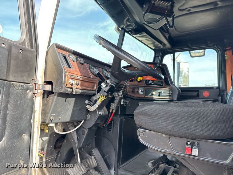 image for item EG5678 2000 Freightliner FLD semi truck