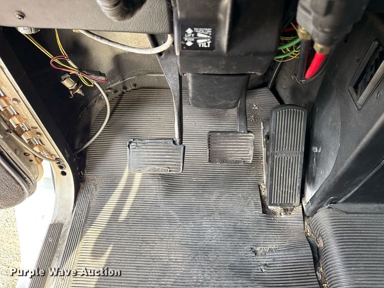 image for item EG5678 2000 Freightliner FLD semi truck