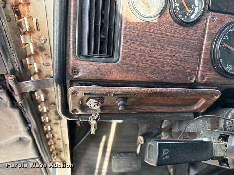 image for item EG5678 2000 Freightliner FLD semi truck